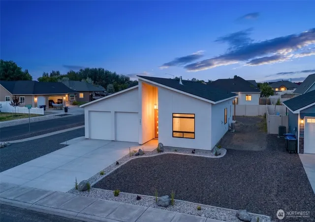 Photo 2 of Single family home for sale at 501 S Sand Dune Rd, Moses Lake, WA 98837 | MLS# NWM2467755 | Listing updated on 2026-09-17