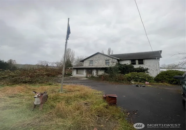 Photo 3 of Single family home for sale at 1632 Henkle St, Raymond, WA 98577 | MLS# NWM2468086 | Listing updated on 2026-09-30