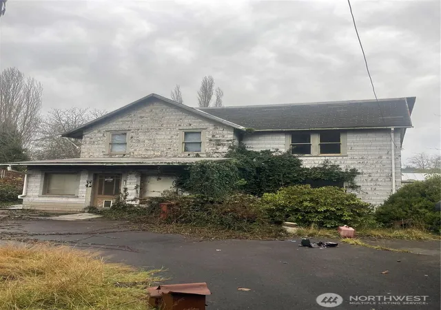 Photo 3 of Single family home for sale at 1632 Henkle St, Raymond, WA 98577 | MLS# NWM2468086 | Listing updated on 2026-09-30