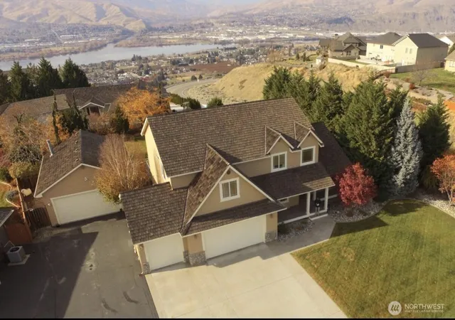 Photo 2 of Sale Pending at 2429 Fancher Hts Blvd, East Wenatchee, WA 98802 | MLS# NWM2468180 | Listing updated on 2026-09-29
