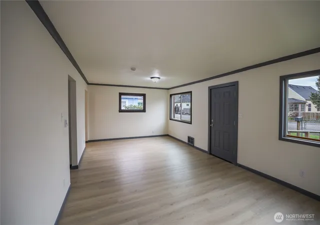Photo 2 of Single family home for sale at 915 Soule Ave, Hoquiam, WA 98550 | MLS# NWM2468306 | Listing updated on 2026-09-17