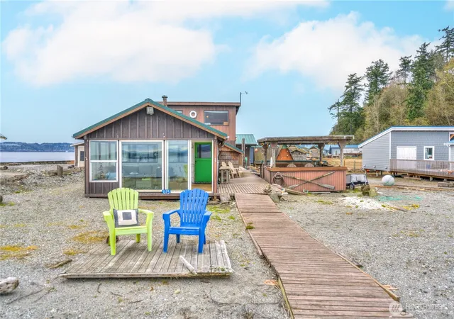 Photo 2 of Single family home for sale at 15 U Snoqualmie Ave, Everett, WA 98201 | MLS# NWM2469594 | Listing updated on 2026-09-17