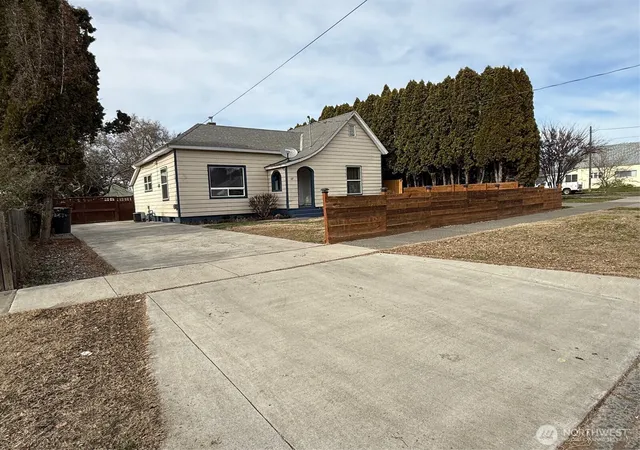 Photo 1 of Single family home for sale at 321 E Oak St, Walla Walla, WA 99362 | MLS# NWM2470719 | Listing updated on 2026-09-17