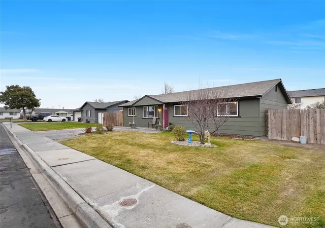 Photo 3 of Single family home for sale at 1692 S Wallace St, Moses Lake, WA 98837 | MLS# NWM2471117 | Listing updated on 2026-09-17