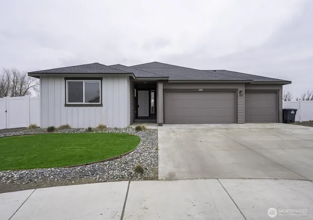 Photo 2 of Single family home for sale at 485 N Ruddy St, Moses Lake, WA 98837 | MLS# NWM2471632 | Listing updated on 2026-09-17