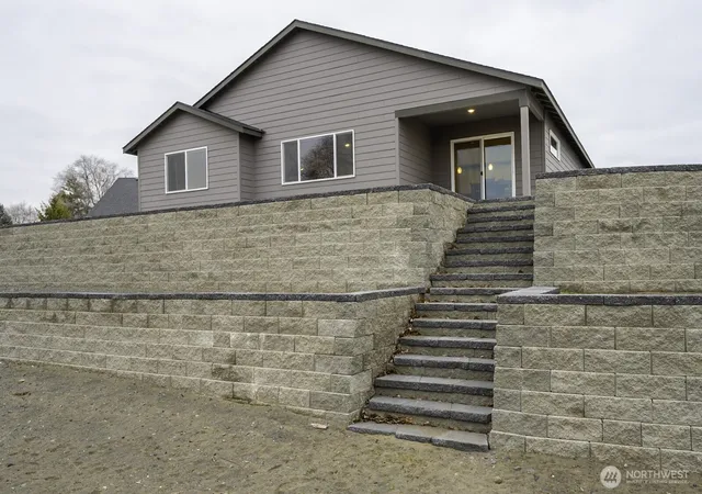 Photo 3 of Single family home for sale at 485 N Ruddy St, Moses Lake, WA 98837 | MLS# NWM2471632 | Listing updated on 2026-09-17