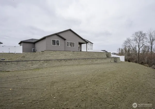 Photo 4 of Single family home for sale at 485 N Ruddy St, Moses Lake, WA 98837 | MLS# NWM2471632 | Listing updated on 2026-09-17