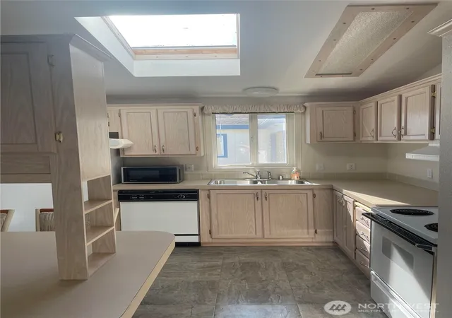 Photo 3 of Manufactured home for sale at 2610 E Section St #16, Mount Vernon, WA 98274 | MLS# NWM2472253 | Listing updated on 2026-09-17