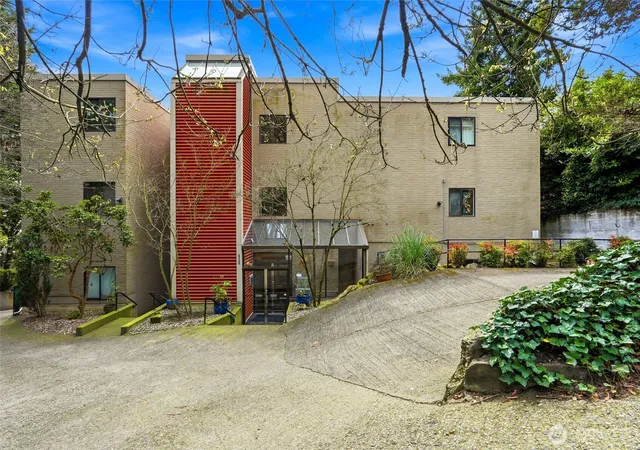 Photo 4 of Condo for sale at 620 W Mercer Pl #2B, Seattle, WA 98119 | MLS# NWM2472737 | Listing updated on 2026-09-17