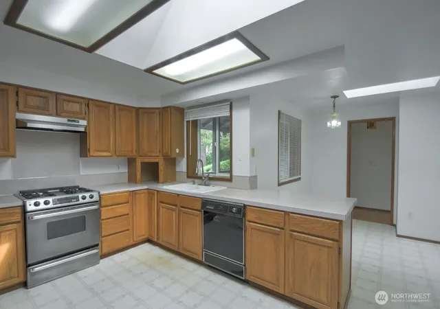 Photo 4 of Single family home for sale at 427 Sawmill Ct SE, Olympia, WA 98513 | MLS# NWM2472802 | Listing updated on 2026-09-17