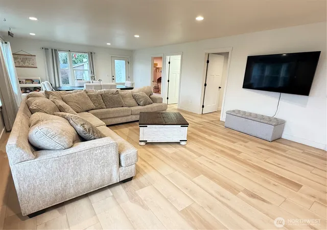 Photo 4 of Single family home for sale at 403 A St, South Bend, WA 98586 | MLS# NWM2473134 | Listing updated on 2026-09-17