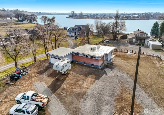 Photo 2 of Single family home for sale at 8061 Ne Valley Rd, Moses Lake, WA 98837 | MLS# NWM2474643 | Listing updated on 2026-09-17