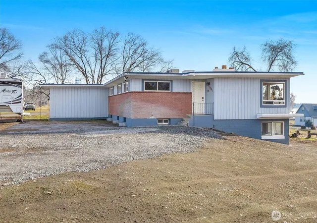 Photo 3 of Single family home for sale at 8061 Ne Valley Rd, Moses Lake, WA 98837 | MLS# NWM2474643 | Listing updated on 2026-09-17