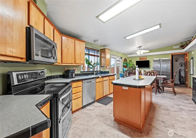 Photo 4 of Manufactured home for sale at 2211 W Sielaff Ln, Othello, WA 99344 | MLS# NWM2474956 | Listing updated on 2026-09-17
