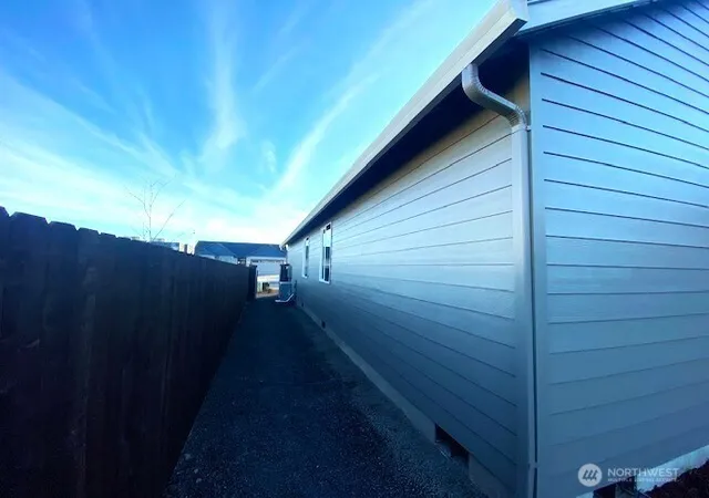 Photo 3 of Single family home for sale at 520 Rainbow Way, Kelso, WA 98626 | MLS# NWM2475186 | Listing updated on 2026-09-17
