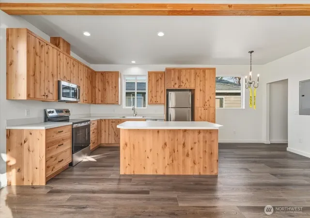 Photo 4 of Sale Pending at 415 E Okanogan Ave, Chelan, WA 98816 | MLS# NWM2475953 | Listing updated on 2026-09-25