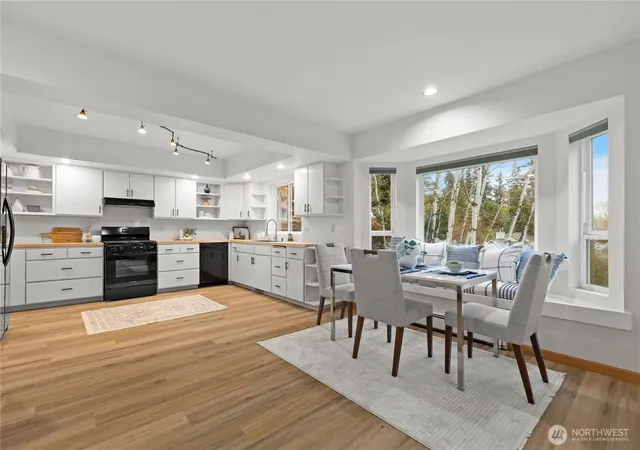 Photo 4 of Single family home for sale at 9420 Northeast 129th Pl, Kirkland, WA 98034 | MLS# NWM2476945 | Listing updated on 2026-09-17