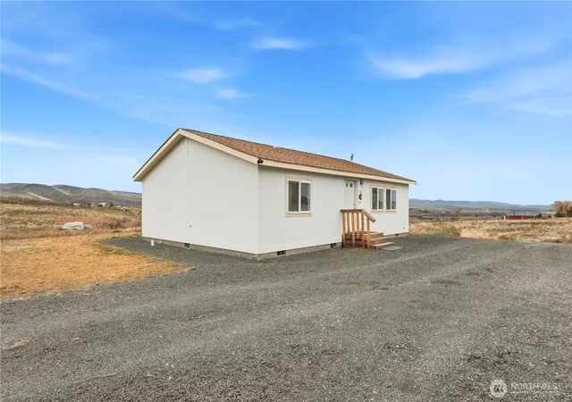 Photo 3 of Manufactured home for sale at 256 Wenas View Dr, Selah, WA 98942 | MLS# NWM2477391 | Listing updated on 2026-10-01
