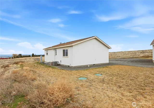 Photo 4 of Manufactured home for sale at 256 Wenas View Dr, Selah, WA 98942 | MLS# NWM2477391 | Listing updated on 2026-10-01