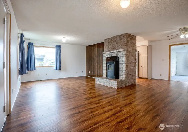 Photo 3 of Single family home for sale at 2209 42nd Avenue, Longview, WA 98632 | MLS# NWM2477426 | Listing updated on 2026-09-25