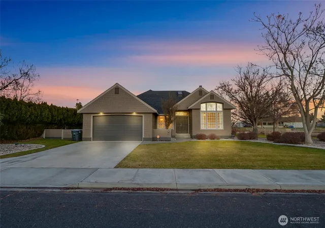 Photo 1 of Single family home for sale at 811 Laguna Dr, Moses Lake, WA 98837 | MLS# NWM2477750 | Listing updated on 2026-09-24