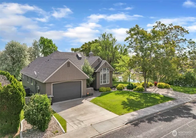 Photo 2 of Single family home for sale at 811 Laguna Dr, Moses Lake, WA 98837 | MLS# NWM2477750 | Listing updated on 2026-09-24