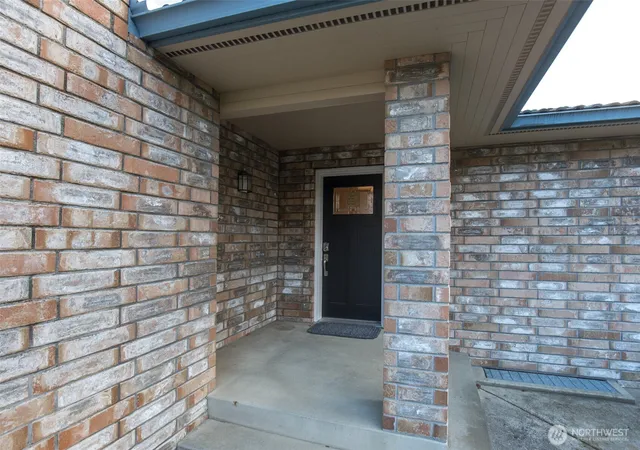 Photo 3 of Single family home for sale at 527 S Liberty St, Port Angeles, WA 98362 | MLS# NWM2478274 | Listing updated on 2026-09-21