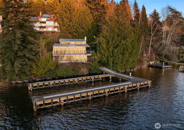 Photo 4 of Single family home for sale at 8025 W Mercer Way, Mercer Island, WA 98040 | MLS# NWM2478334 | Listing updated on 2026-09-17