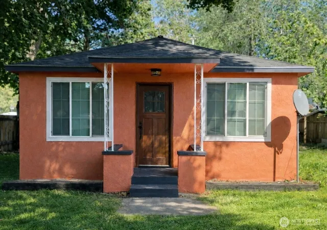 Photo 1 of Single family home for sale at 212 4th Street W, Tonasket, WA 98855 | MLS# NWM2478765 | Listing updated on 2026-09-30
