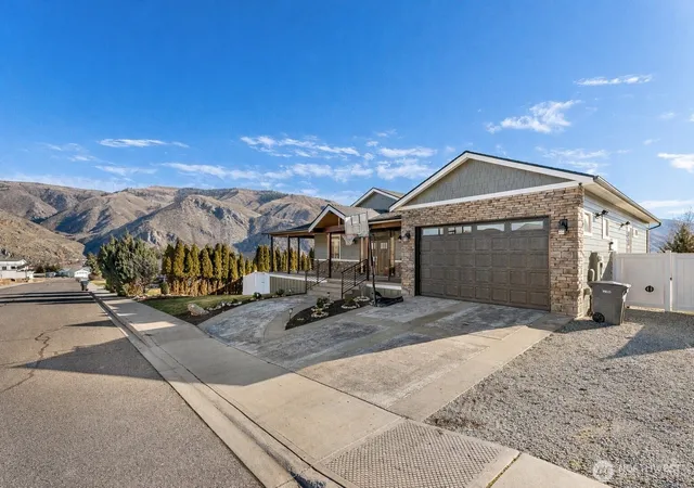 Photo 3 of Single family home for sale at 1038 Crst Loop, Entiat, WA 98822 | MLS# NWM2480122 | Listing updated on 2026-09-17