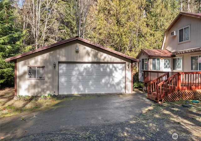Photo 3 of Single family home for sale at 941 N Potlatch Dr, Hoodsport, WA 98548 | MLS# NWM2480311 | Listing updated on 2026-09-17