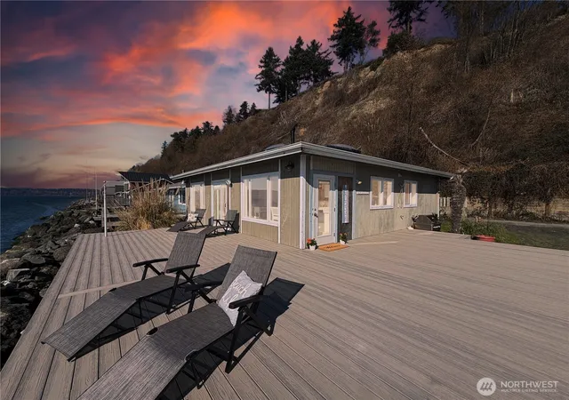 Photo 1 of Single family home for sale at 26 H S Beach Dr, Everett, WA 98201 | MLS# NWM2480586 | Listing updated on 2026-09-17