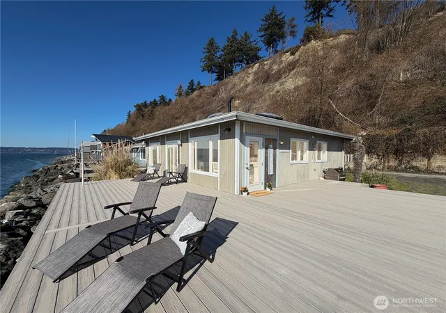 Photo 2 of Single family home for sale at 26 H S Beach Dr, Everett, WA 98201 | MLS# NWM2480586 | Listing updated on 2026-09-17