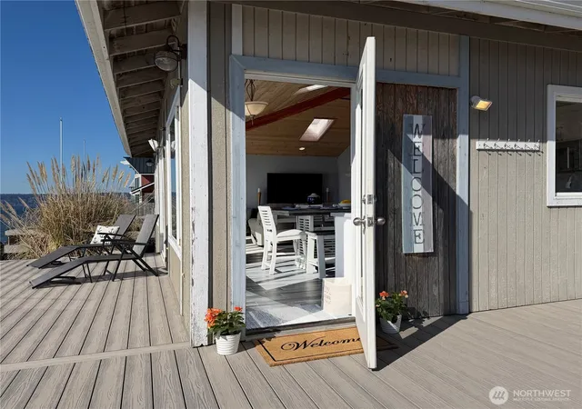 Photo 3 of Single family home for sale at 26 H S Beach Dr, Everett, WA 98201 | MLS# NWM2480586 | Listing updated on 2026-09-17