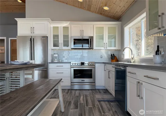 Photo 3 of Single family home for sale at 26 H S Beach Dr, Everett, WA 98201 | MLS# NWM2480586 | Listing updated on 2026-09-17
