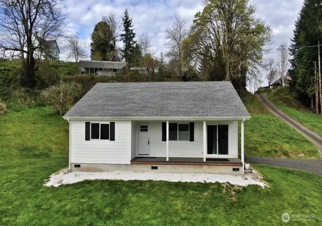 Photo 2 of Single family home for sale at 600 Harrison St N, South Bend, WA 98586 | MLS# NWM2480715 | Listing updated on 2026-09-30