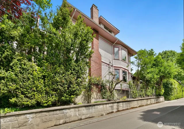 Photo 4 of Sale Pending at 702 11th Avenue E, Seattle, WA 98102 | MLS# NWM2482102 | Listing updated on 2026-09-28