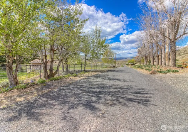 Photo 2 of Sale Pending at 1260 Burbank Crk Rd, Yakima, WA 98901 | MLS# NWM2482490 | Listing updated on 2026-10-01
