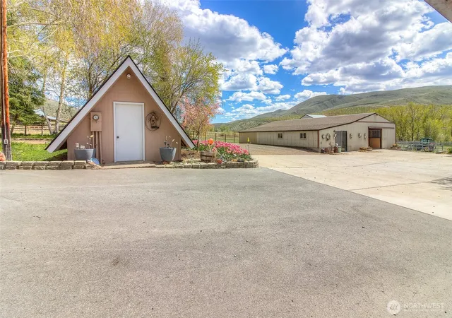 Photo 4 of Sale Pending at 1260 Burbank Crk Rd, Yakima, WA 98901 | MLS# NWM2482490 | Listing updated on 2026-10-01
