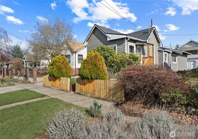 Photo 3 of Single family home for sale at 5526 20th Avenue S, Seattle, WA 98108 | MLS# NWM2484097 | Listing updated on 2026-09-23