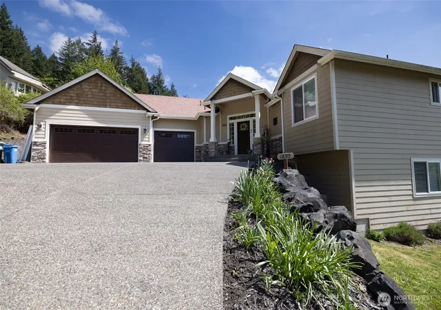 Photo 2 of Single family home for sale at 1895 Se Maple Dr, Chehalis, WA 98532 | MLS# NWM2485158 | Listing updated on 2026-09-17
