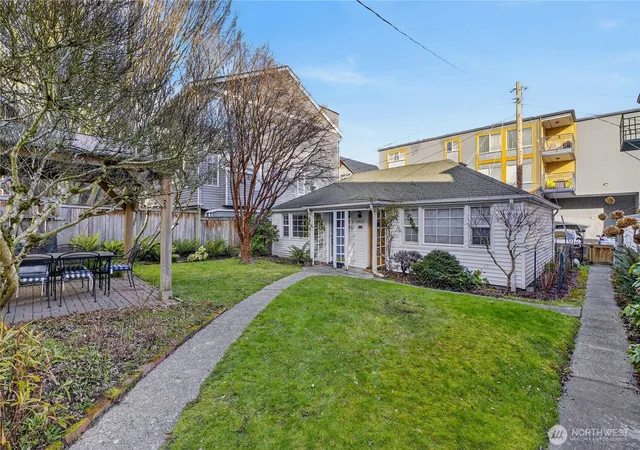 Photo 4 of Condo for sale at 7870 Green Lake Dr N #10, Seattle, WA 98103 | MLS# NWM2485294 | Listing updated on 2026-09-23