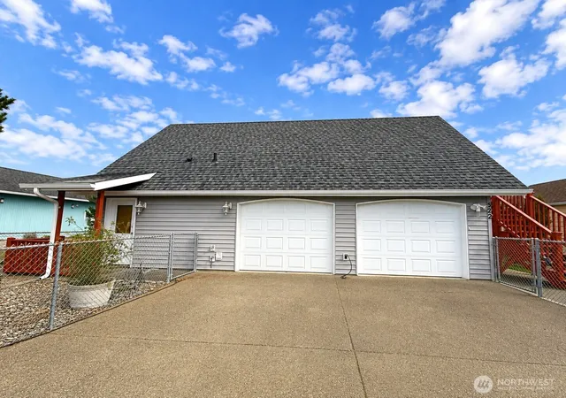 Photo 4 of Single family home for sale at 522 Point Brown Ave SE, Ocean Shores, WA 98569 | MLS# NWM2485472 | Listing updated on 2026-09-17