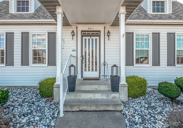 Photo 2 of Single family home for sale at 941 Idaho St, Wenatchee, WA 98801 | MLS# NWM2485602 | Listing updated on 2026-09-17