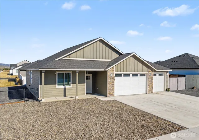Photo 2 of Single family home for sale at 907 Ne 5th Avenue, Ephrata, WA 98823 | MLS# NWM2486202 | Listing updated on 2026-09-17