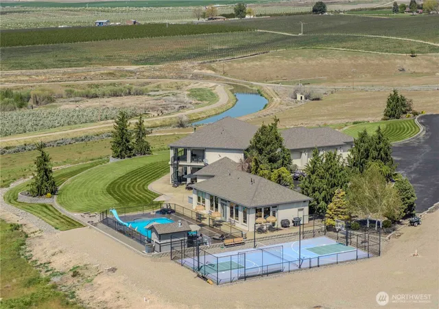 Photo 4 of Single family home for sale at 1050 Lewandowski Rd, Sunnyside, WA 98944 | MLS# NWM2486421 | Listing updated on 2026-09-17