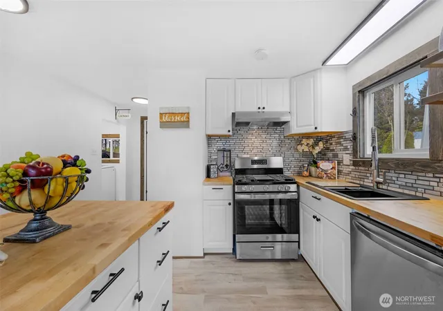 Photo 3 of Manufactured home for sale at 14322 Admiralty Way #26, Lynnwood, WA 98087 | MLS# NWM2486432 | Listing updated on 2026-09-22