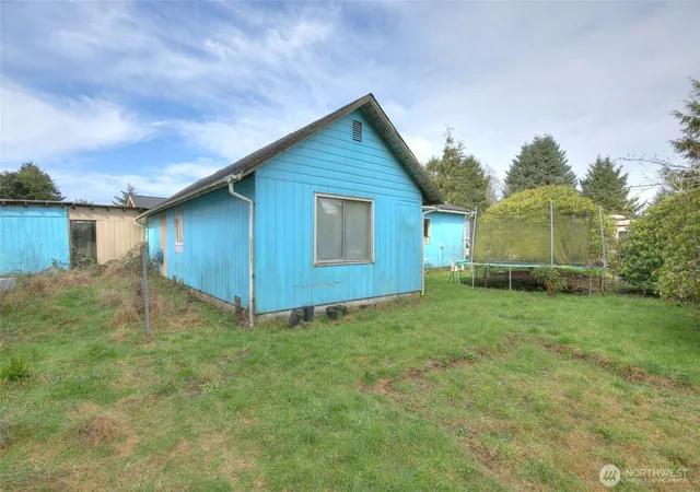 Photo 3 of Single family home for sale at 102 Elma St, Copalis Beach, WA 98535 | MLS# NWM2486605 | Listing updated on 2026-09-17