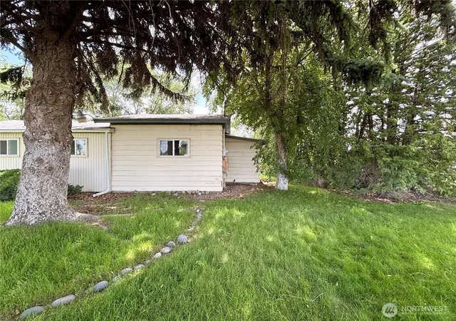 Photo 4 of Single family home for sale at 4477 Wenatchee Dr NE, Moses Lake, WA 98837 | MLS# NWM2487506 | Listing updated on 2026-09-17