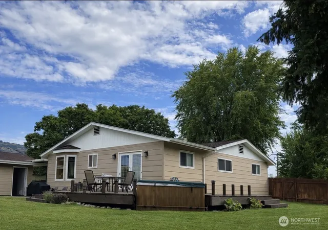 Photo 3 of Single family home for sale at 1127 Central Ave, Oroville, WA 98844 | MLS# NWM2487711 | Listing updated on 2026-09-30